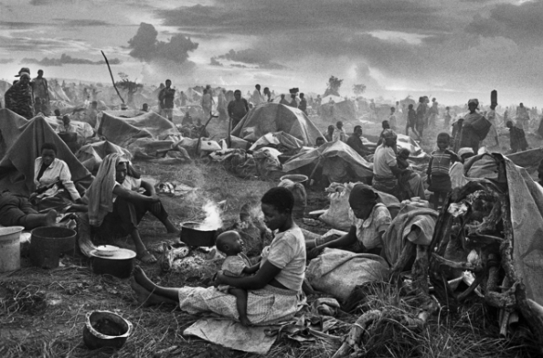 Sebastiao Salgado – Rwandan refugee camp of Benako, Tanzania, 1994